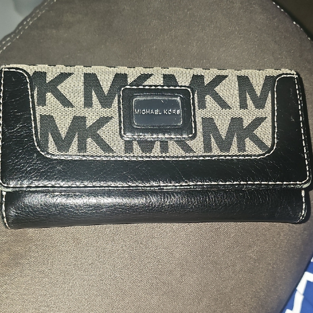 Michael Kors Black and Cream Logo Wallet (B)